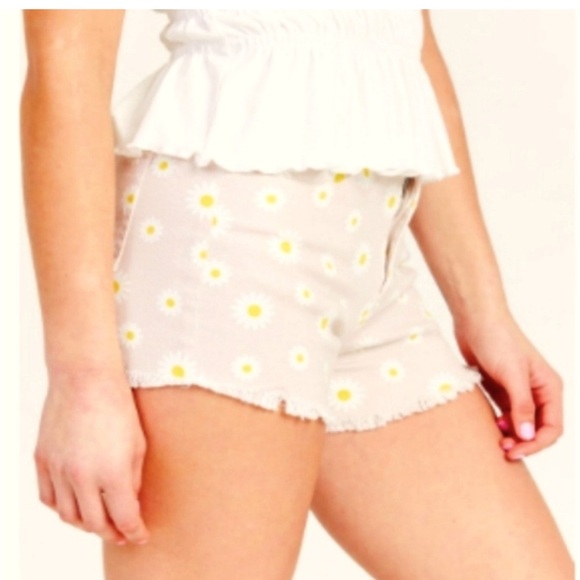 Altar'd State Denim Daisy Print Shorts Large Raw Frayed Hem Retro Stretch NEW - Picture 2 of 10